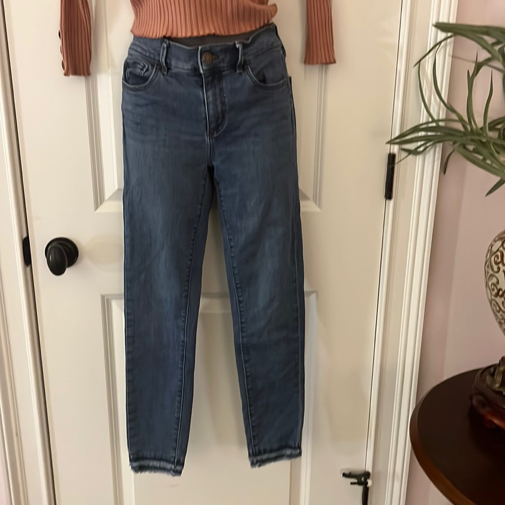 Ann Taylor size 2 jeans, cute freyed ankle